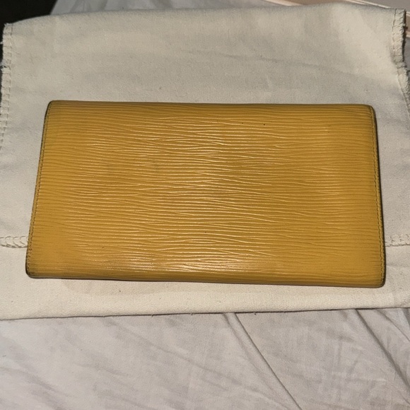LV YELLOW EPI SARAH WALLET - Picture 6 of 6